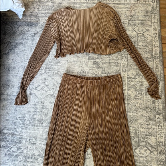 Two piece pant and long sleeve set - Picture 3 of 3